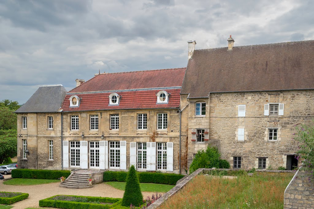 Mairie de Saint Leu d ' Esserent by Berpiet