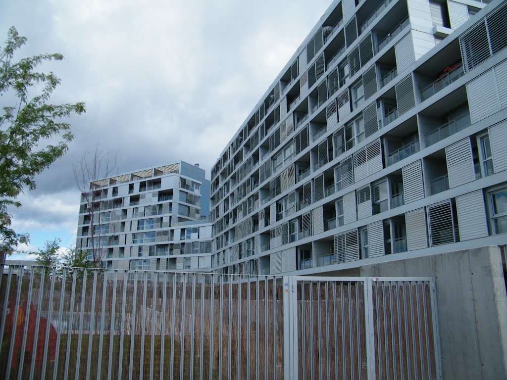 BLOQUES DE APARTAMENTOS PARA LOS DELEGADOS DE LOS PAISES EN LA EXPO 2008 by JOSE LUIS OROÑEZ