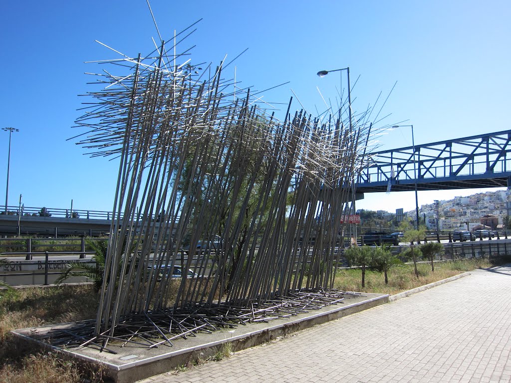 Escultura de acero fuera de la estación de Neo Fáliro. by Fernando Palma