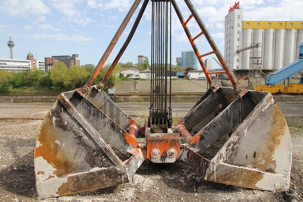 Großer Greifer zur Sandbeladung, Düsseldorfer Industriehafen by Bernd Bruns