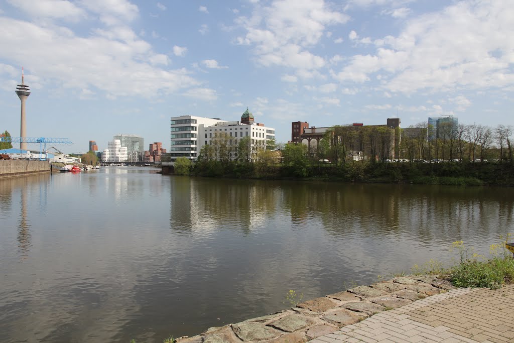 Blick zum Medienhafen, rechts das Gelände der ehemaligen Plange-Mühle mit historischen Relikten by Bernd Bruns