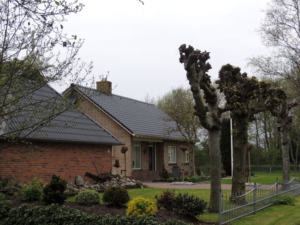 Surhuizum. Bungalow aan de vaart.(BB) by Bayke de Vries