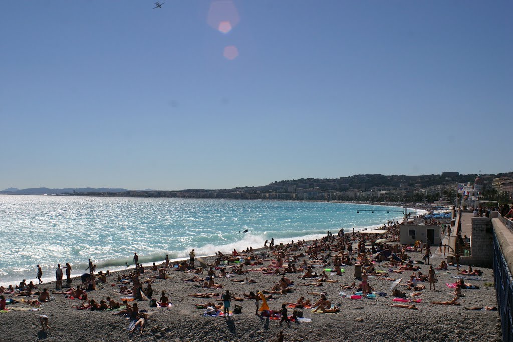 Nice la plage de la Promenade des Anglais by yveslaurent