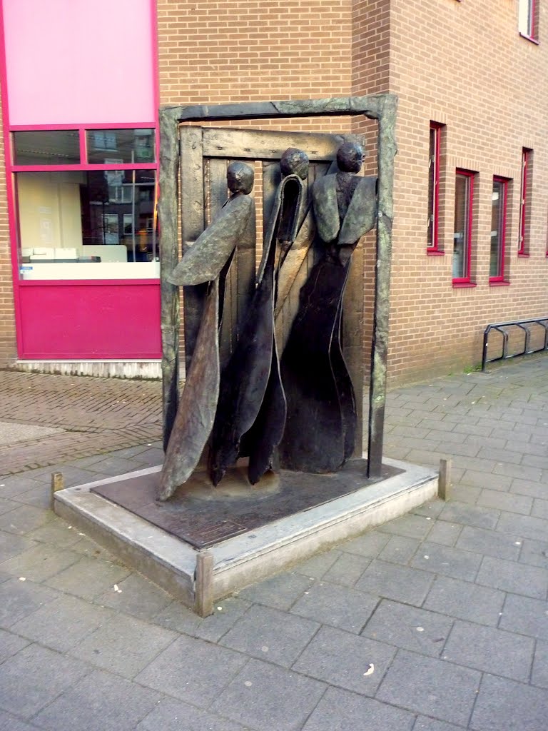 Kunst bij het gemeentehuis , 'Het stille ambtenarenverzet', Renèe van Leusden , (2004) by Mart61