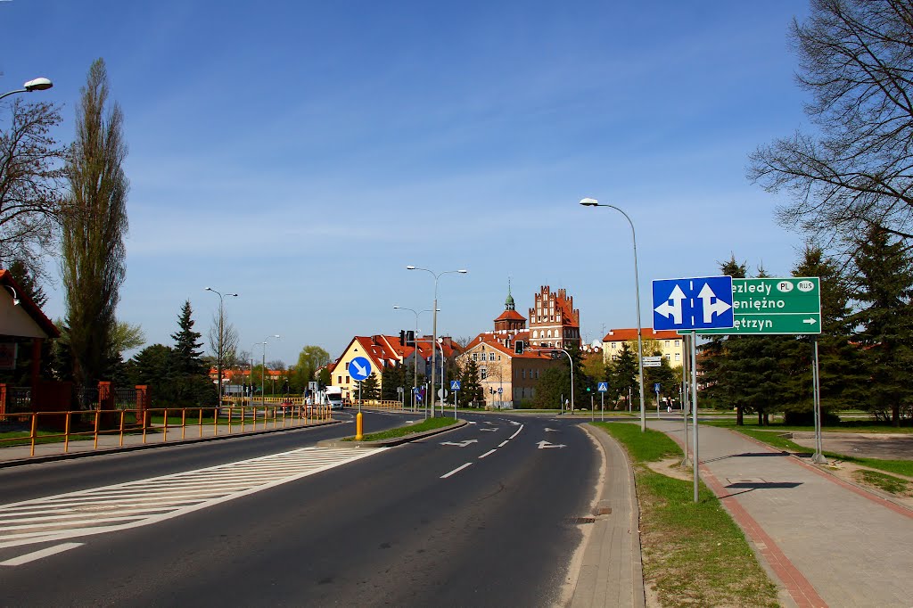 Na ulicy Warszawskiej z widokiem na bartoszyckie Stare Miasto. by Lech_Darski