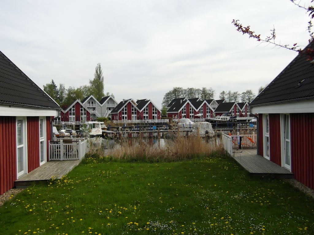 Wasserblick zwischen zwei Ferienhäusern by IngolfBLN