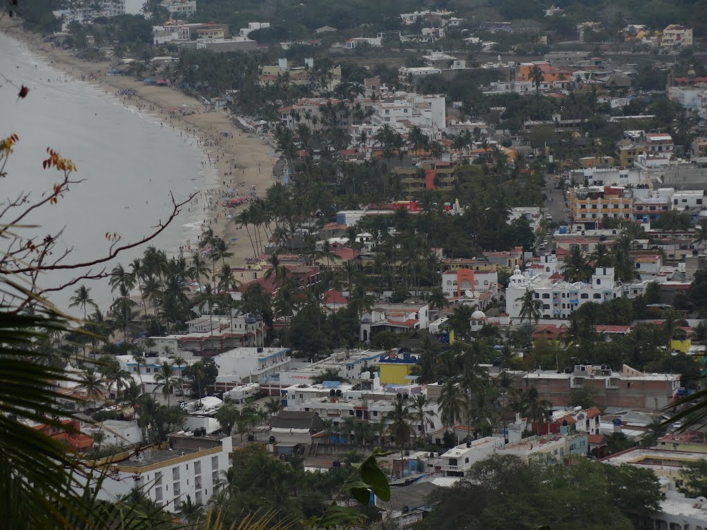 LA PLAYA VISTA DESDE EL CERRO DE LA CRUZ DE GUAYABITOS by Fernando Abundis