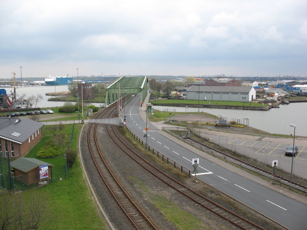 Drehbrücke Überseehafen / Bremerhaven by woltab