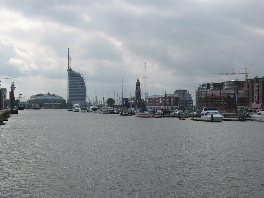 Blick über die Marina in Richtung Havenwelten by woltab