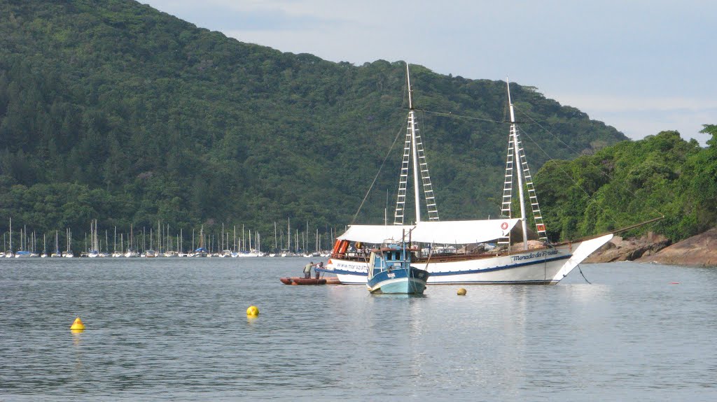 Barcos vistos da Enseada - Ubatuba, SP by Samuel Oliveira Carv…