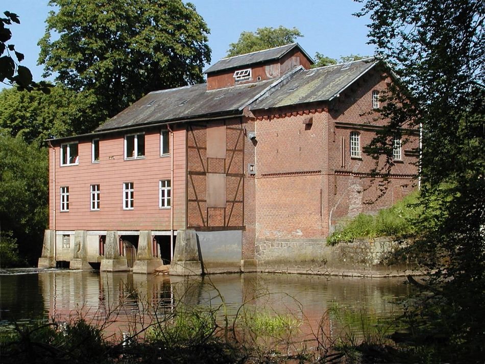 Wohldorfer Getreidemühle vor dem Umbau (2005), Wasserseite. by Hans Wolters