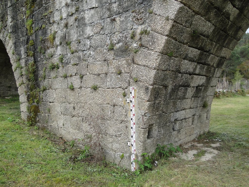 Medidor de altura de água no pilar da ponte. by joãomedina