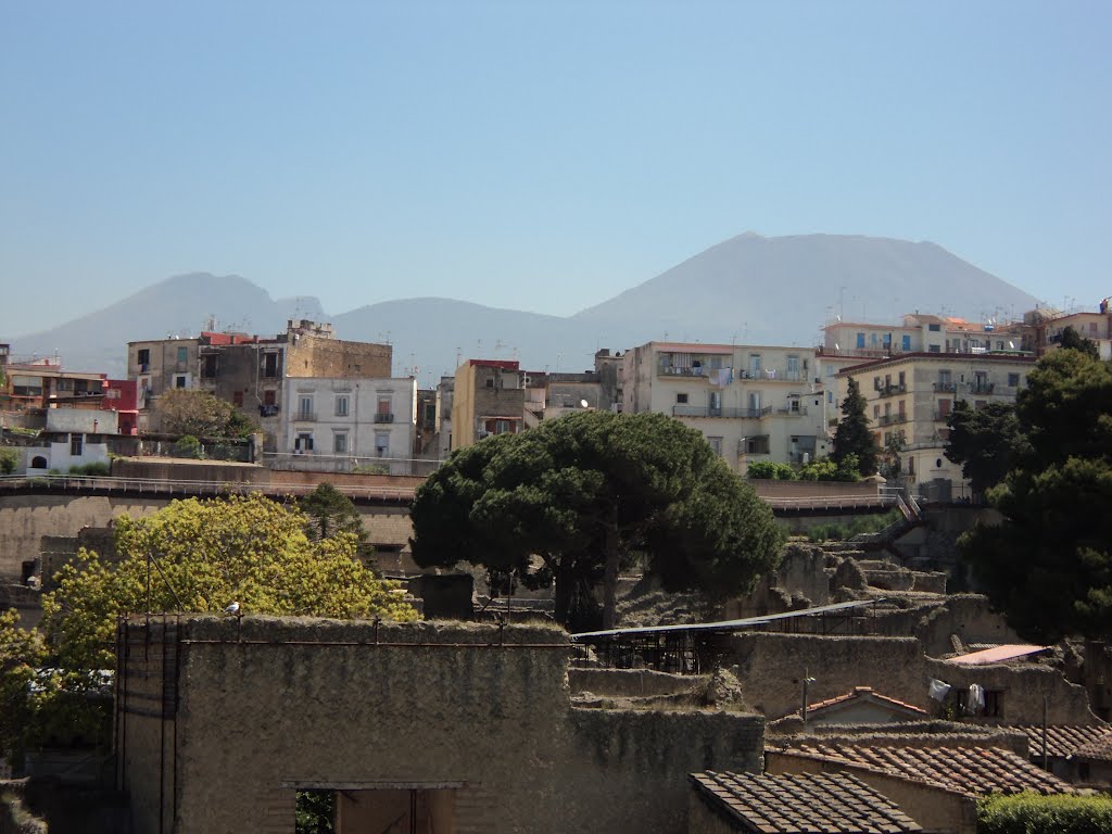 Vesuvio visto dagli scavi archeologici di Ercolano by Geo S