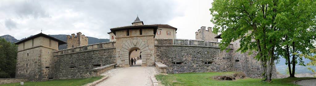 Panoramica Ingresso Castel Thun by Daniele Lucchetta