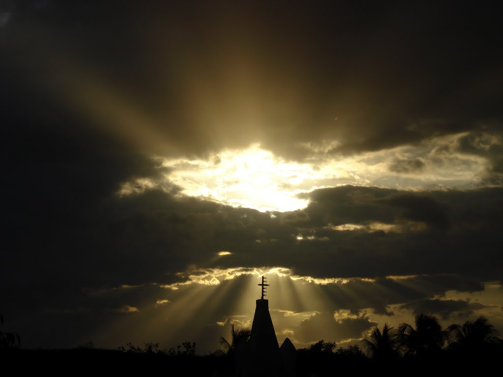 Sol entre nuvens e Igreja - Guassussê by Danilo Rodrigues