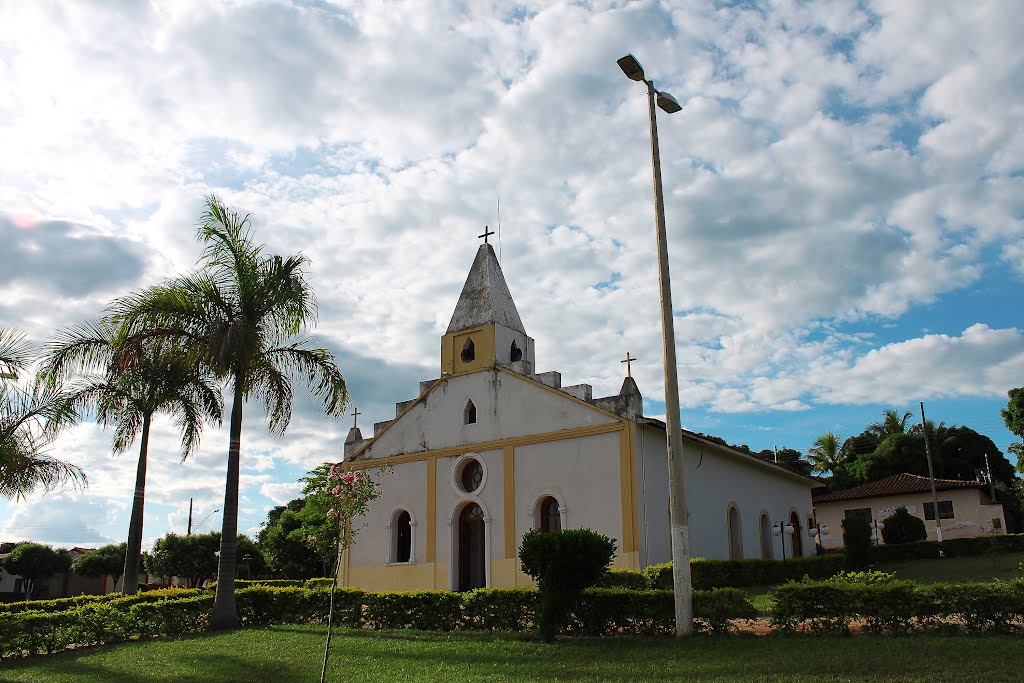 Praça da igreja Paróquia Nossa Senhora da Conceição em Cristália, Minas Gerais by Clésio Robert Caldei…