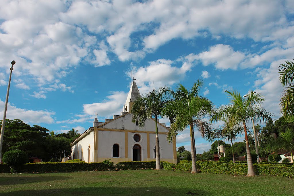 Praça da igreja Paróquia Nossa Senhora da Conceição em Cristália, Minas Gerais by Clésio Robert Caldei…