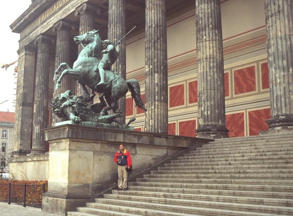 En el Altes Museum de Berlin by Santiago Rios