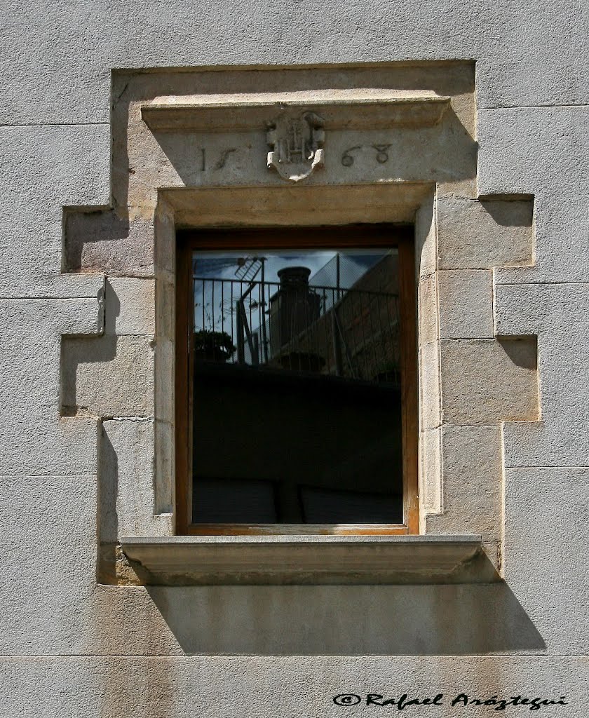 TERRASSA, FINESTRA, VENTANA DEL 1568 by Rafael Aróztegui