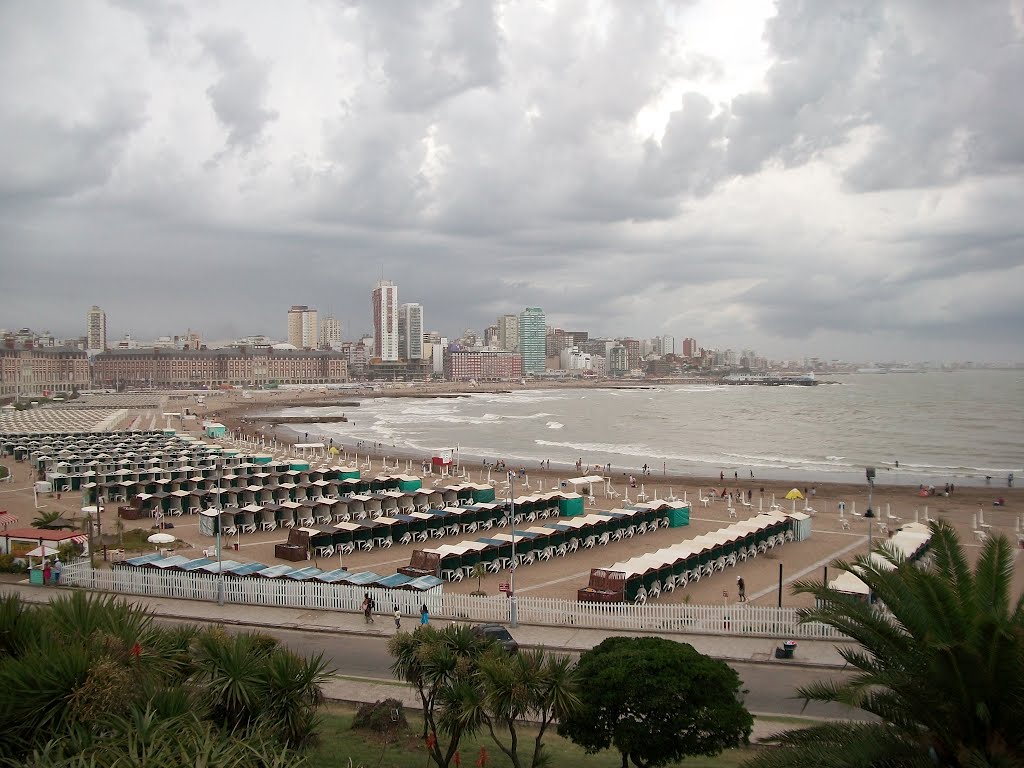 Playas Populares, tarde tormentosa, MDQ, Argentina by Daniel Illuminati