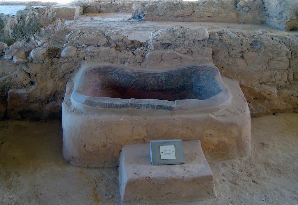 Ancient Bathtub (Nestor's Palace, 1300 B.C.) by nik.loiz