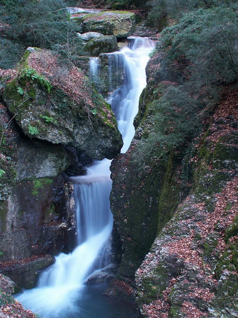 Cascade et rocher suspendu à Sassenage by lilian-alizert