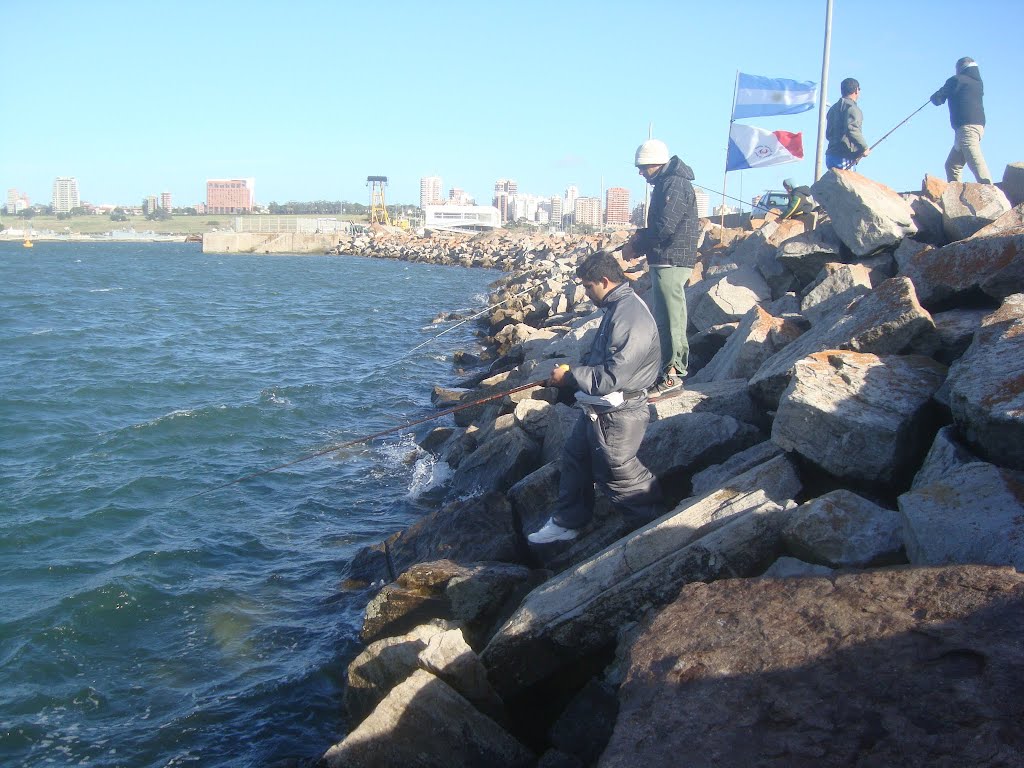 Pescadores - lado interno de Escollera Norte del Puerto de Mar del Plata by oscarpescador