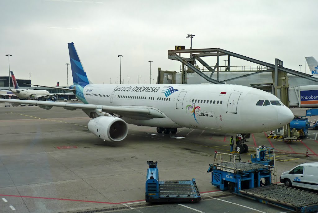 Schiphol airport, Garuda Indonesia airlines. by Gérard Peeters