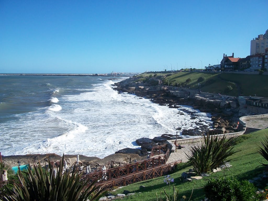 Vista hacia el sur, Cabo Corrientes, Mar del Plata, Argentina by Daniel Illuminati