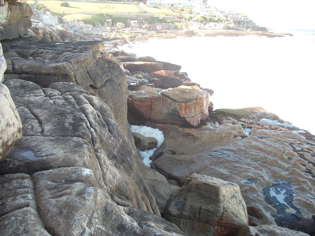 Espuma y piedra, entre Cabo Corrientes y Playa Chica, Mar del Plata, Argentina by Daniel Illuminati