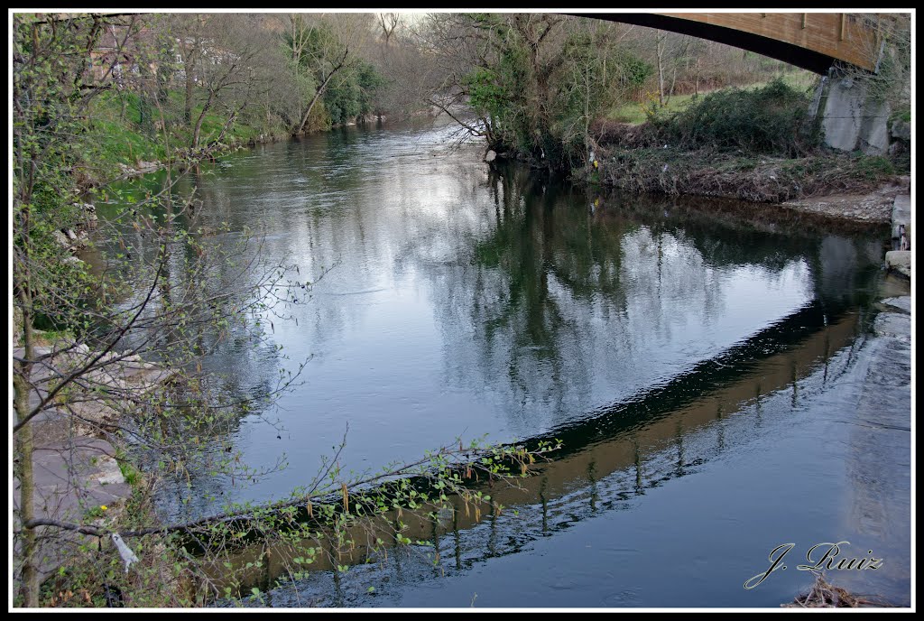 El rio Pas a su paso por Puente Viesgo by J. Ruiz