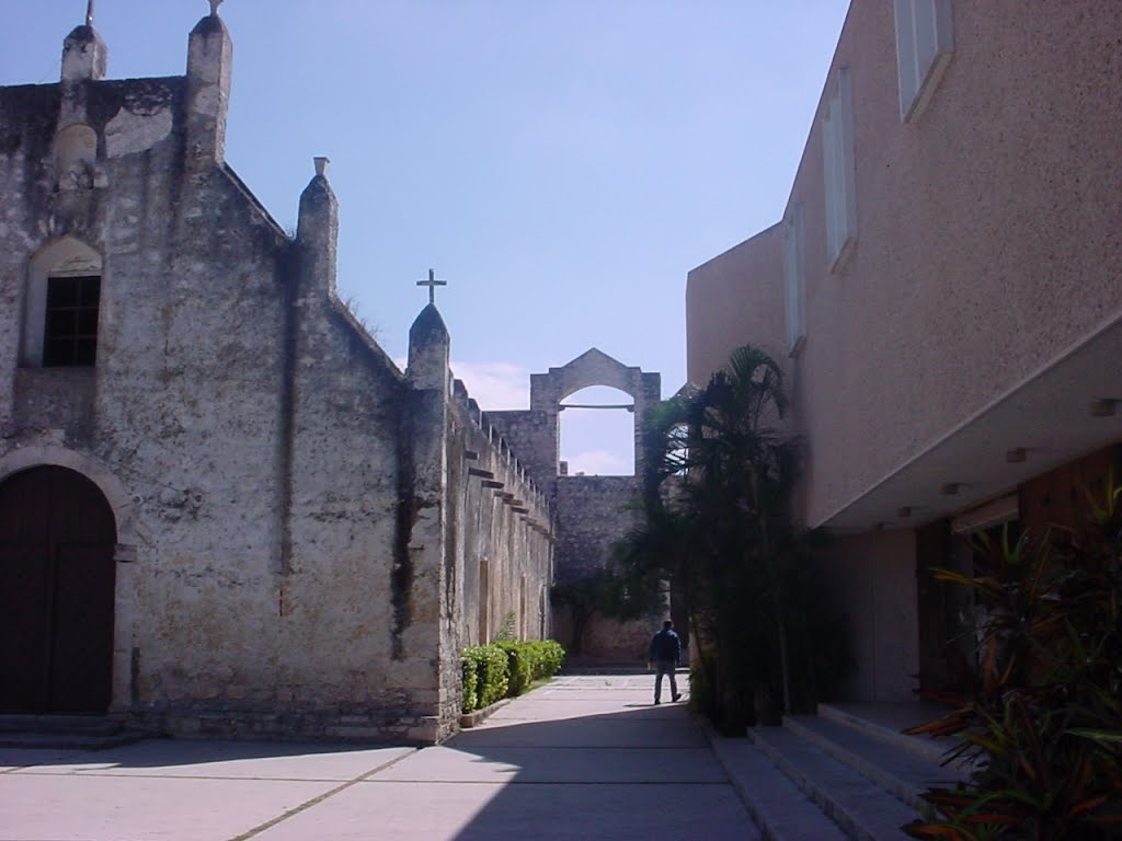 Campanario, Capilla Siglo XVI, Iglesia Nueva by Mario A. Rodríguez Padilla.