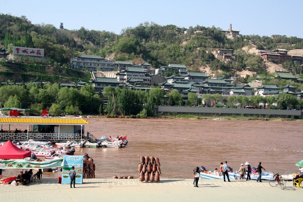 Le fleuve jaune au pied des collines de Lanzhou by suila