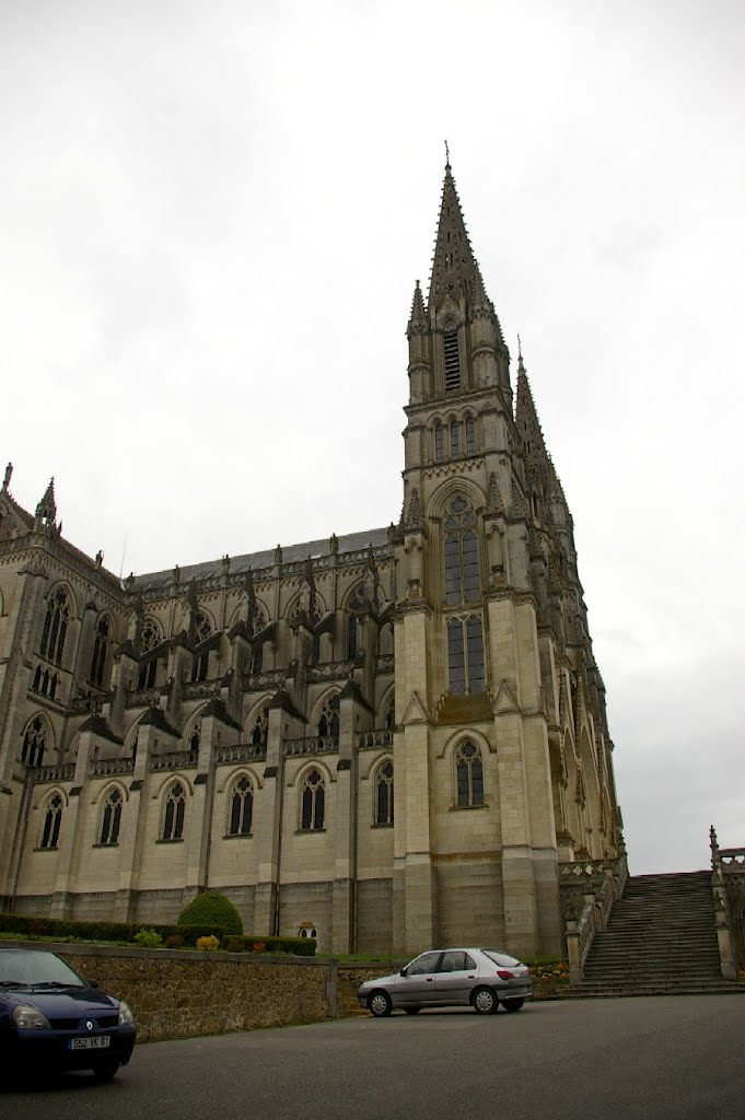 La Basilique Notre Dame de Montligeon à La Chapelle Montligeon by Jean-Paul BERTIN