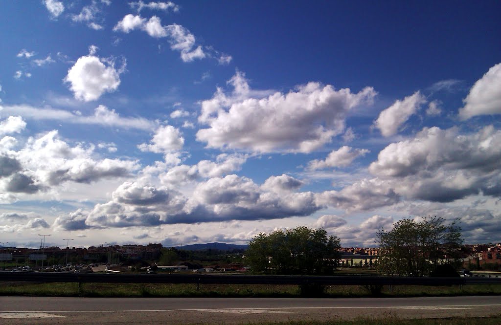 El cielo en Ripollet - Lunes 30-04-2012 by conradopueyo