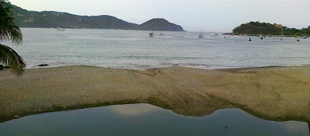 Playa la Madera, Zihuatanejo, Gro., Mexico by Carlos Vázquez López