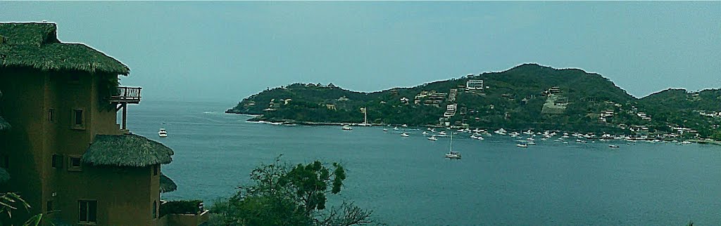 Playa las Gatas, Zihuatanejo, Gro., Mexico by Carlos Vázquez López