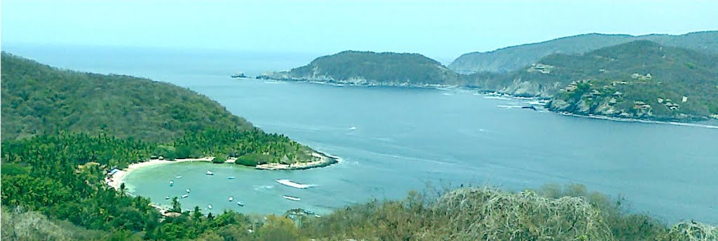 Playa las Gatas, Zihuatanejo, Gro., Mexico by Carlos Vázquez López