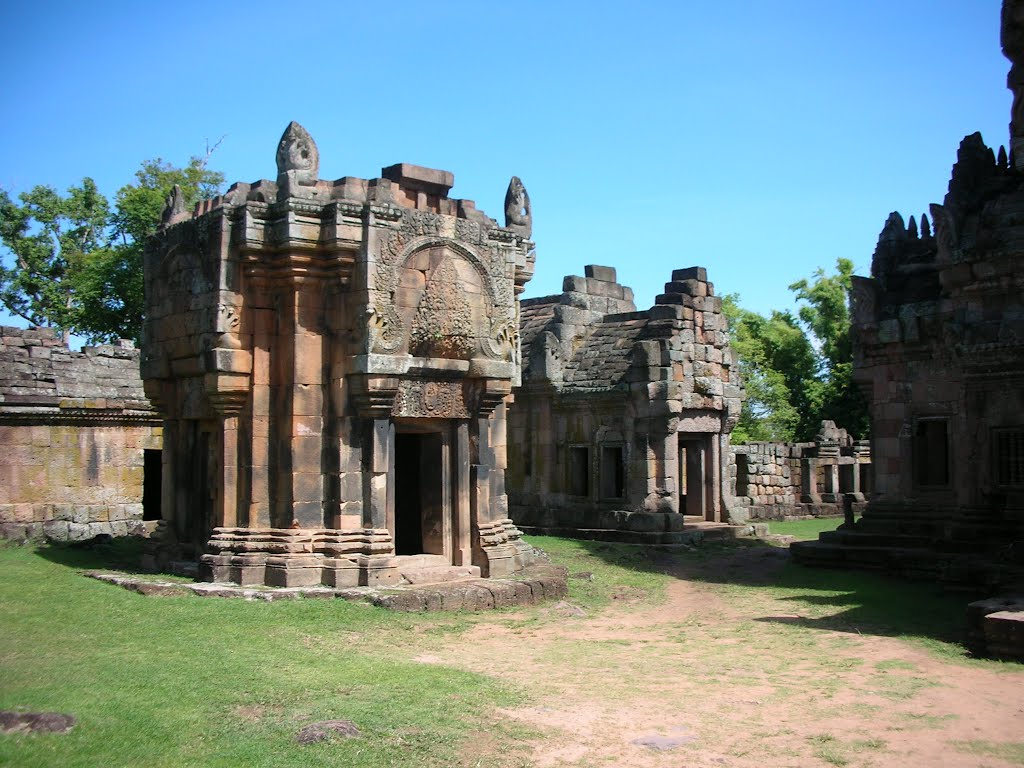 Prasat Ta Muen Tot by Lomchangpi