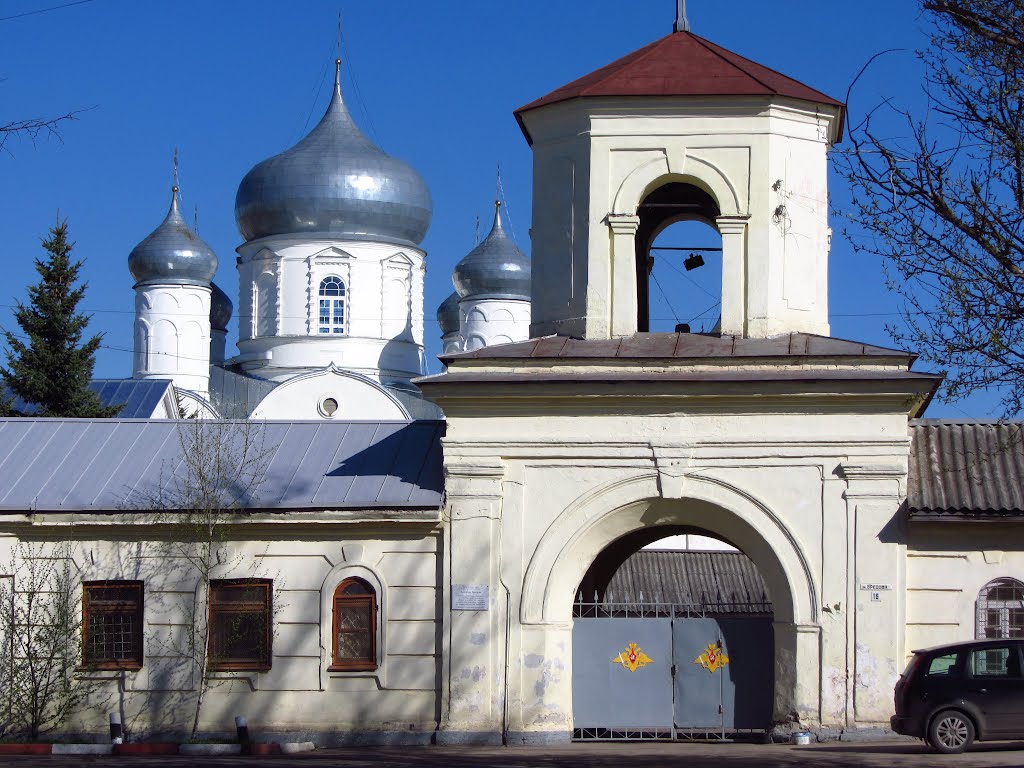 Novgorod, Russia / Новгород. Монастырь с военной символикой на воротах by Andrei Antipin