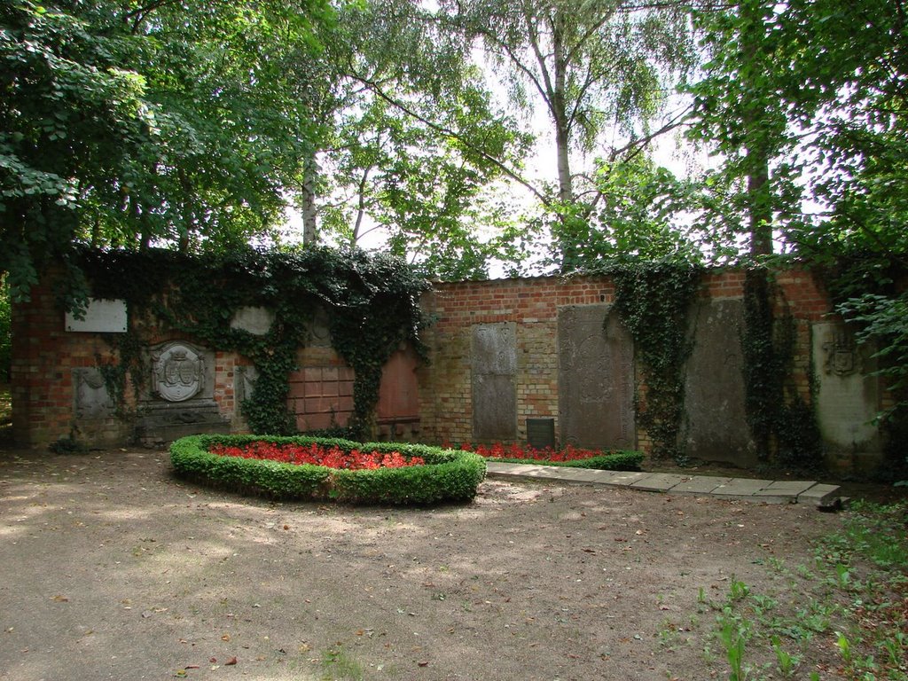 Grabsteine der Grafen von Bothmer, Klütz neuer Friedhof by GuJoe