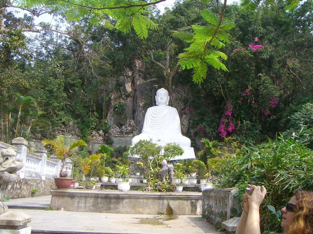 Vietnam-Виетнам,Храмовете на Мраморната планина-Marble mountain Buddha statue by eliana P.