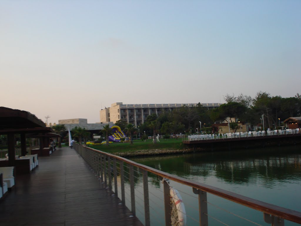 Le complexe est du Gloria Serenity Resort vu depuis la passerelle by SocoA