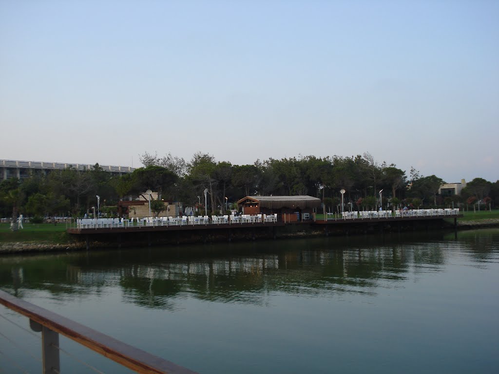 Le River Landing Fish Restaurant vu de la passerelle by SocoA