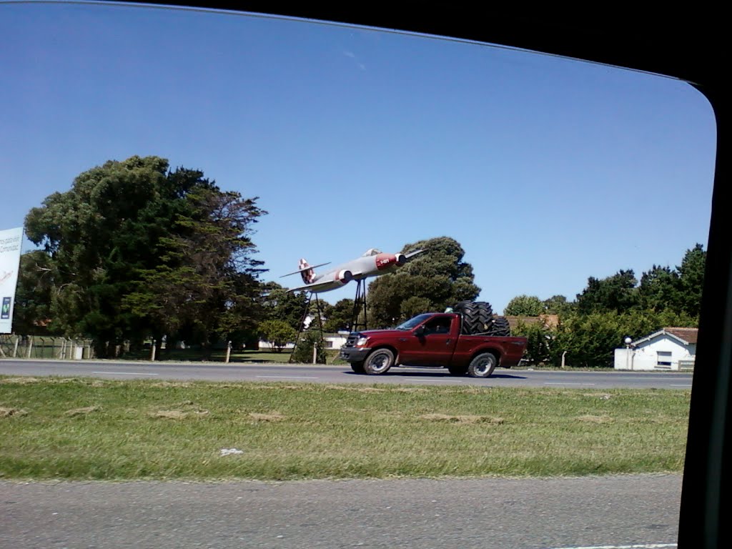 Camino al centro desde el aeropuerto, Mar del Plata by Daniel Illuminati