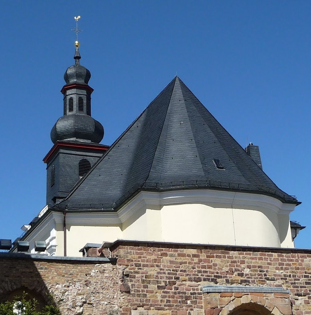 Katholische Dreifaltigkeitskirche von der Erkenbert-Ruine aus by Immanuel Giel