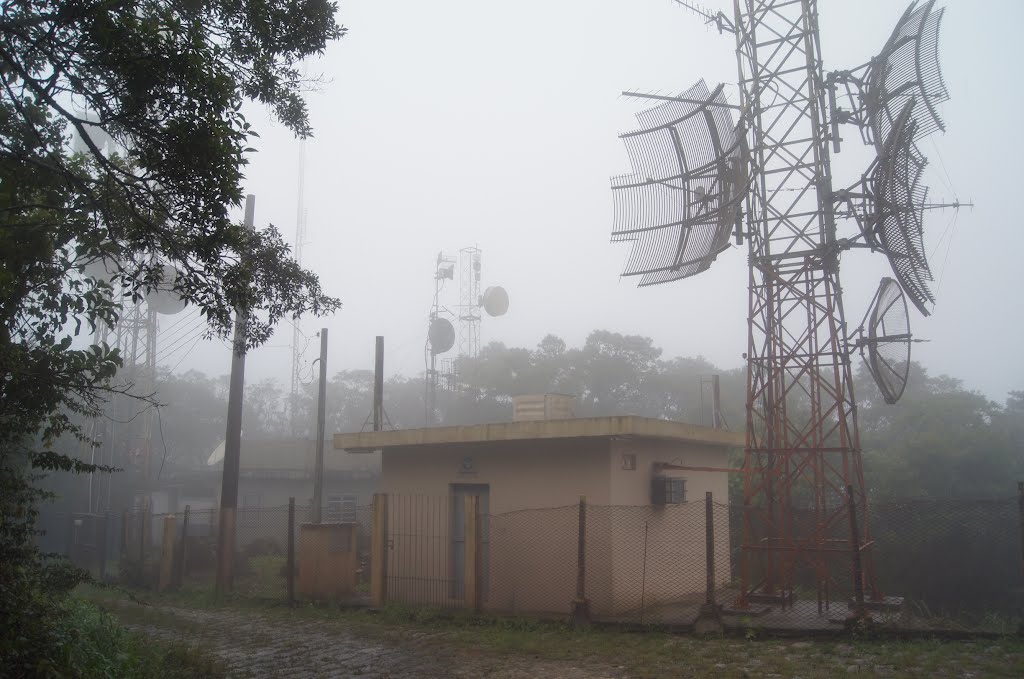 Casa das Antenas de tv - Paranapiacaba by Andre Pimentel