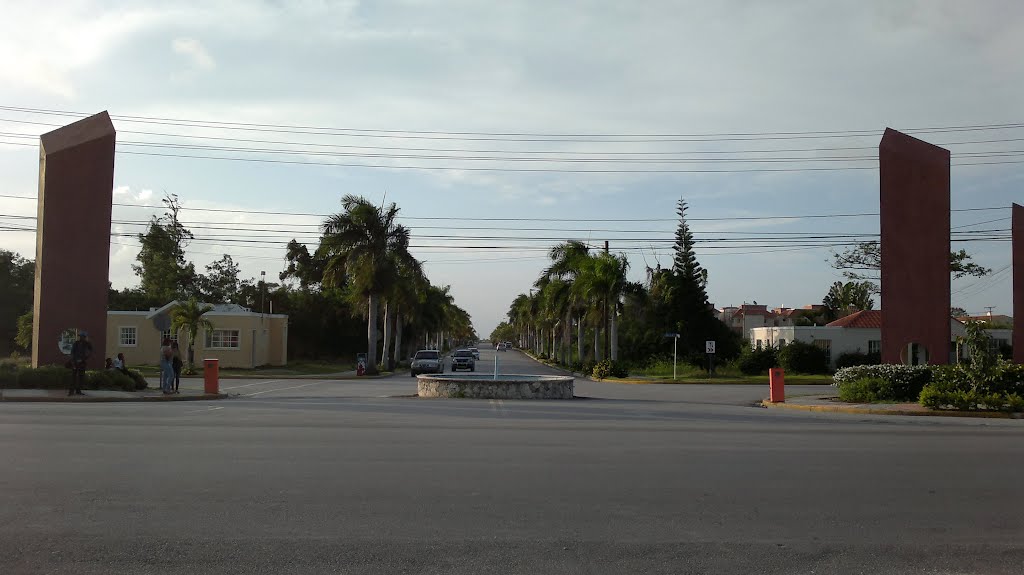 Entrada a Pueblo Bávaro, Punta Cana (Rep. Dominicana) by Manuel Pastor