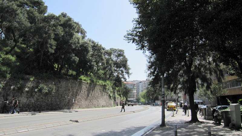 Cadde ve yüksek duvarlar, İzmir by Osman Ünlü