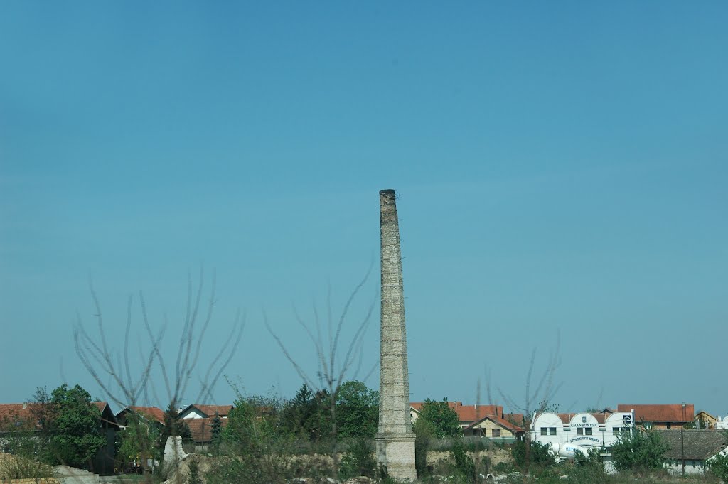 Dimnjak nekadašnje ciglane u Batajnici by Teča sa Dunava